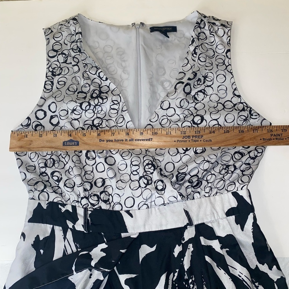 Banana Republic Dress size 10 Black & White Abstract Plunge Neck Line w/Pockets - Picture 8 of 13